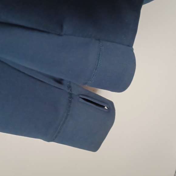 LAYERS..beautiful heavy polyester jacket. Slitted pockets. - Picture 2 of 5